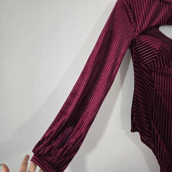 Lulu's Always Alluring Burgundy Striped Velvet Cutout Long Sleeve Top Sz XS NWT - Picture 5 of 12